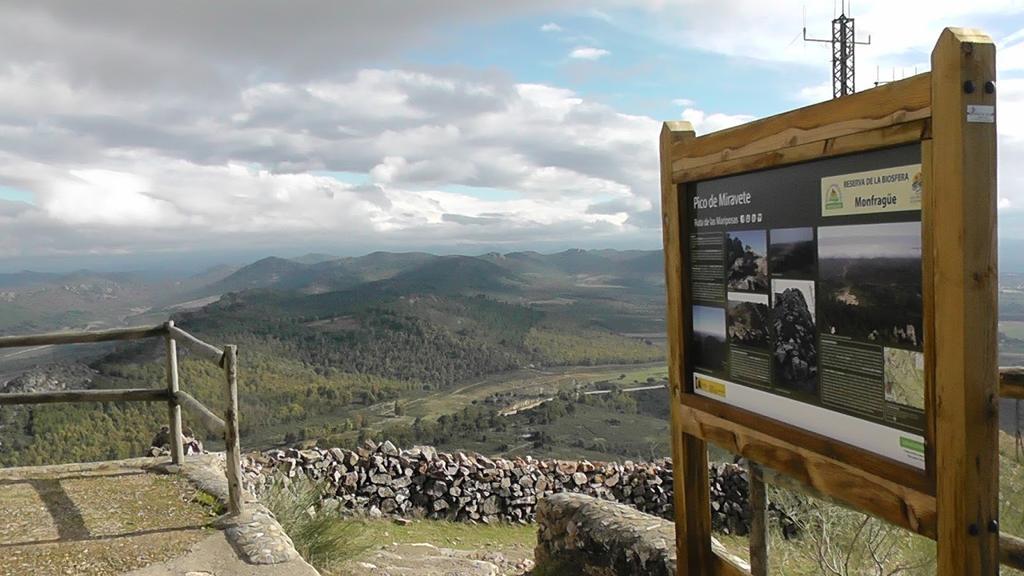 Los Montes Guest House Casas de Miravete Eksteriør bilde